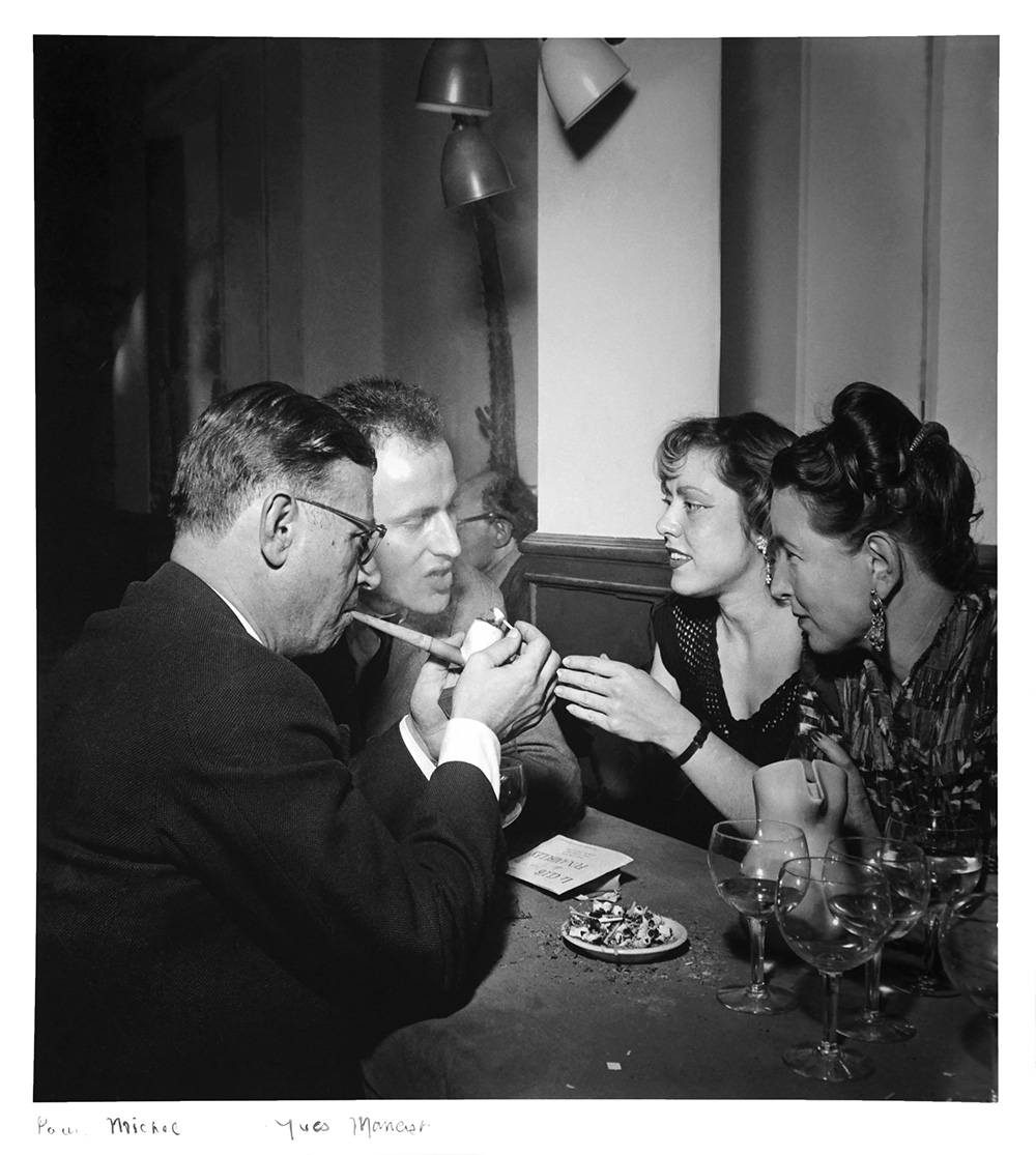 Café Procope - Paris 1950 - Jean Paul Sartre allume sa pipe face à Simone de Beauvoir, tandis que Boris Vian discute avec Michèle Léglise son épouse